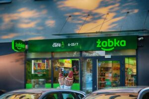 Ile zapłacisz za dużą kawę w Żabce? Sprawdź aktualne ceny!