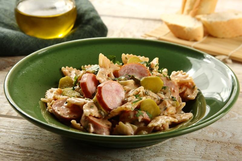 Jakie sałatki idealnie komponują się z kiełbasą z grilla?