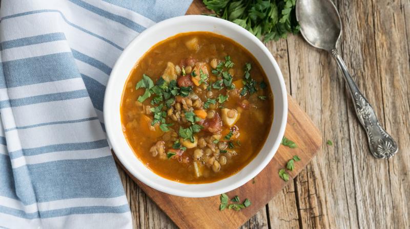 Najlepsze przyprawy do zupy z soczewicy czerwonej, które podkręcą jej smak