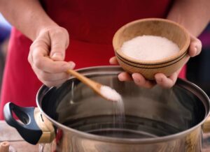 Solenie wody do gotowania jajek – czy to ma sens?