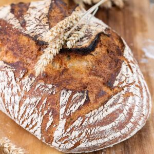 Odkryj sekrety: jak długo piecze się chleb na zakwasie dla idealnej skórki