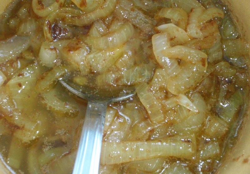 Czy wiesz, ile kalorii ma smażona cebula? Odkryj tajemnice tego popularnego dodatku!