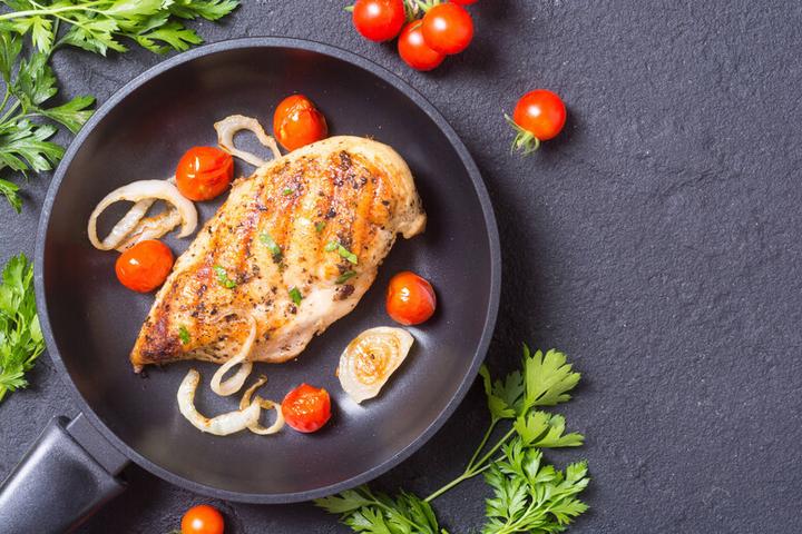 Idealny czas smażenia: ile minut wystarczy na soczystą pierś z kurczaka?