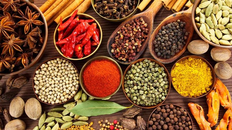 Indyjskie skarby: Jakie przyprawy warto przywieźć z Indii?