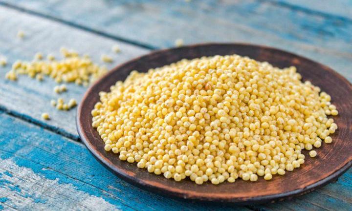 Jak doskonale doprawić kaszę jaglaną i wzbogacić jej smak?