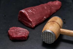 Jak idealnie usmażyć polędwicę wołową – sprawdź czas smażenia!