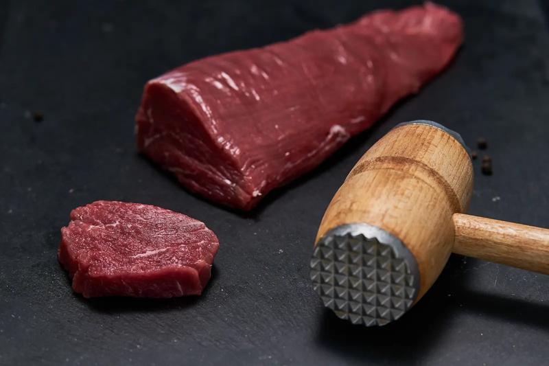 Jak idealnie usmażyć polędwicę wołową – sprawdź czas smażenia!