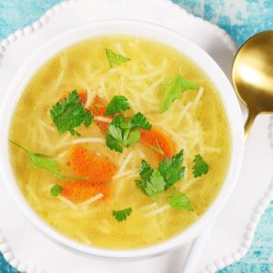 Sekret pysznego rosołu z kury – jakie przyprawy warto dodać?