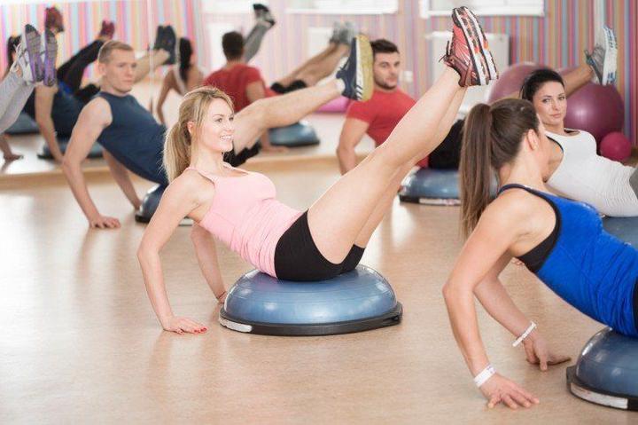 Skuteczność ćwiczeń z kettlebellami i taśmami