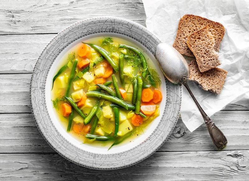 Świeże zioła do zupy szparagowej