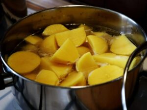 Idealny czas gotowania ziemniaków w mundurkach – jak długo czekać?