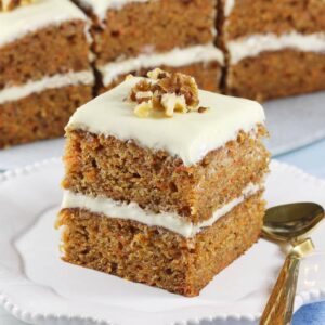 Jak długo piec ciasto marchewkowe, by było idealnie wilgotne?