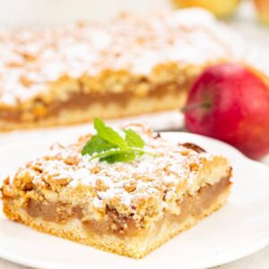 Jak długo piec szarlotkę, by była idealna? Sprawdź nasze wskazówki!