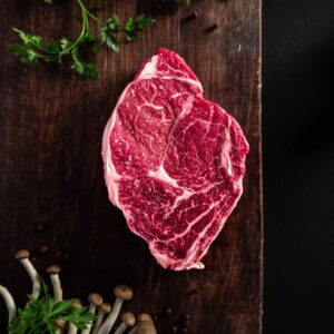 Jak idealnie usmażyć steka na patelni – poznaj najlepsze czasy i techniki