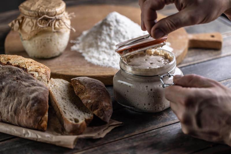 Jaką mąkę wybrać do zakwasu na chleb? Przewodnik dla pasjonatów pieczenia