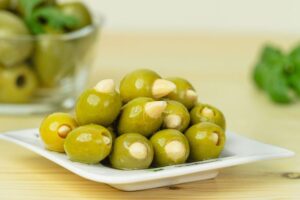 Najlepsze oliwki do sałatki greckiej – co wybrać dla idealnego smaku?