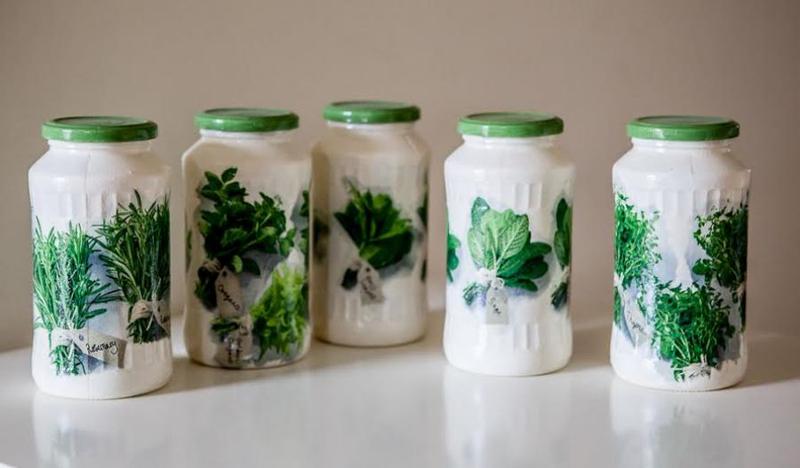 Sposoby na efektowne ozdobienie słoików na przyprawy w Twojej kuchni